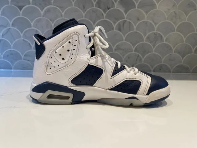 AMAZING CONDITION Nike Air Jordan’s for youth, in white and navy image indicator(5)