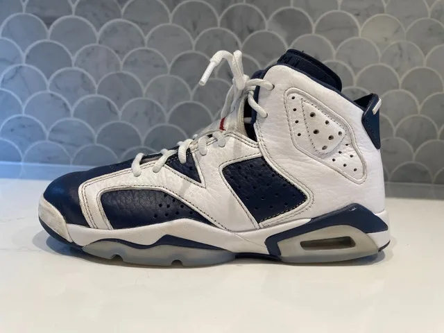 AMAZING CONDITION Nike Air Jordan’s for youth, in white and navy image indicator(6)