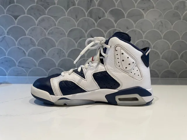 AMAZING CONDITION Nike Air Jordan’s for youth, in white and navy image indicator(8)
