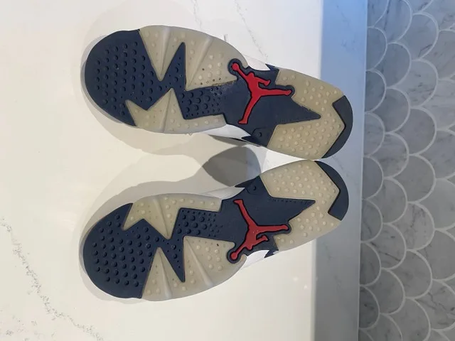 AMAZING CONDITION Nike Air Jordan’s for youth, in white and navy image indicator(10)