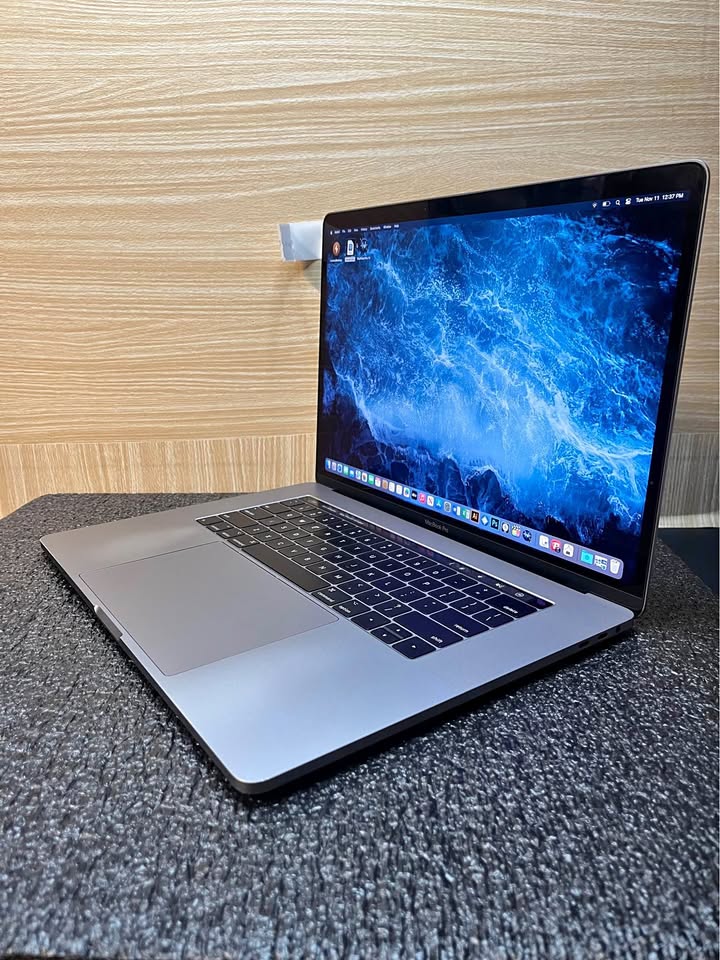 MacBook Pro 15” 2.8Ghz i7 16GB 256GB SSD
