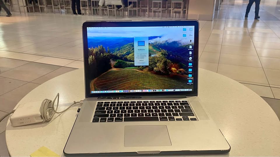 MacBook Pro 15-inch (Mid 2015) — broken left hinge - photo 2