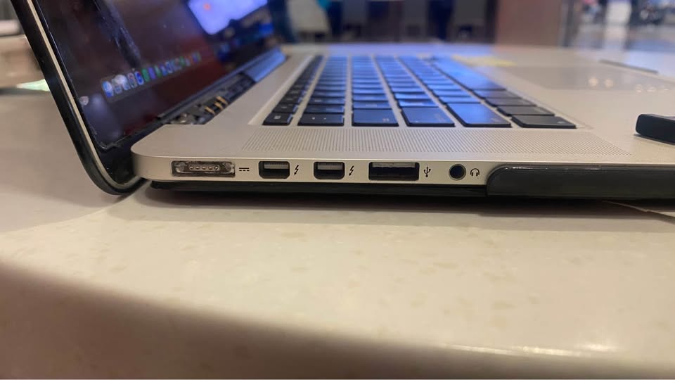 MacBook Pro 15-inch (Mid 2015) — broken left hinge - photo 3