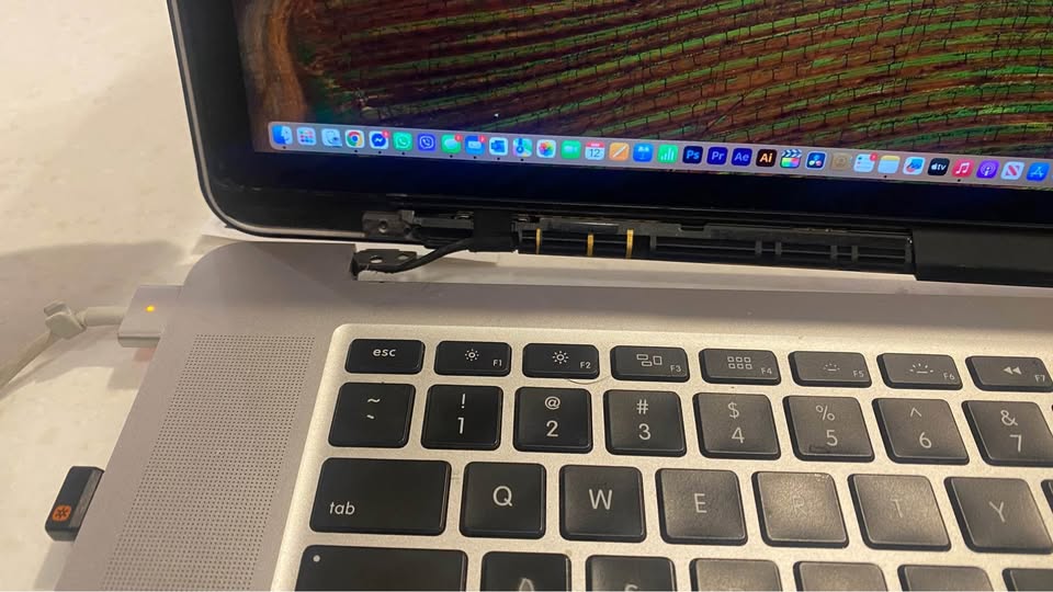 MacBook Pro 15-inch (Mid 2015) — broken left hinge