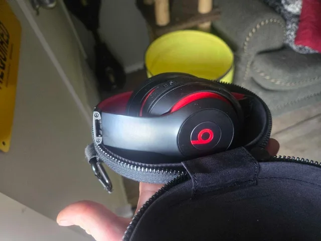 beats solo 3, 10 year anniversary image indicator(2)