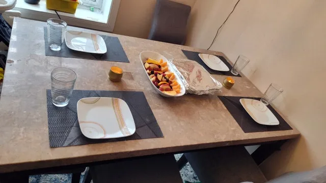 Dining Table image indicator(3)