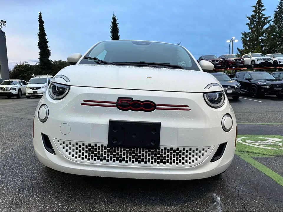 2024 Fiat 500E image indicator(2)