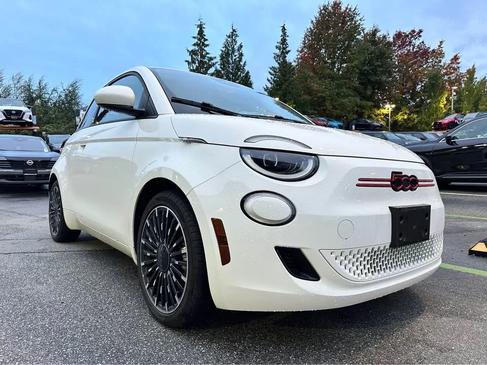 2024 Fiat 500E image indicator(3)