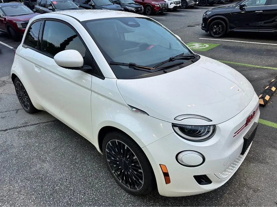 2024 Fiat 500E image indicator(6)