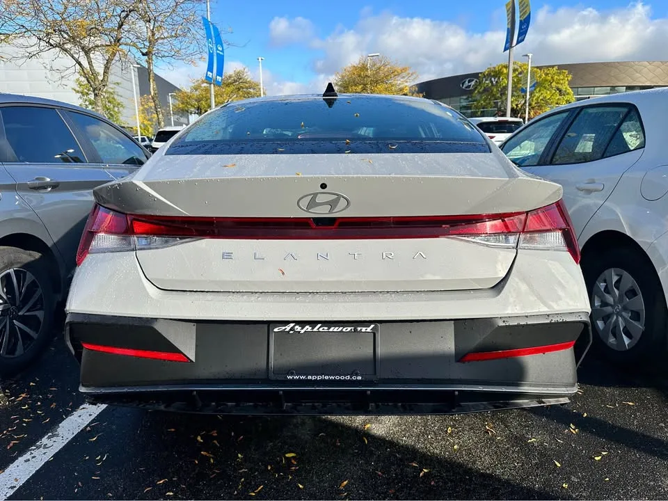 2025 Hyundai Elantra image indicator(8)