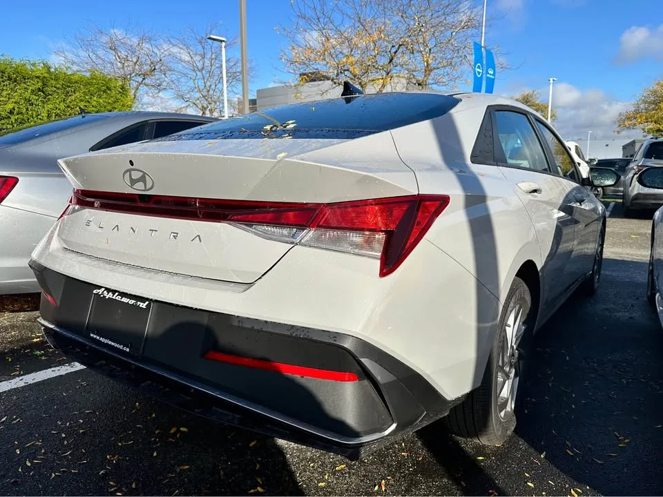 2025 Hyundai Elantra image indicator(9)