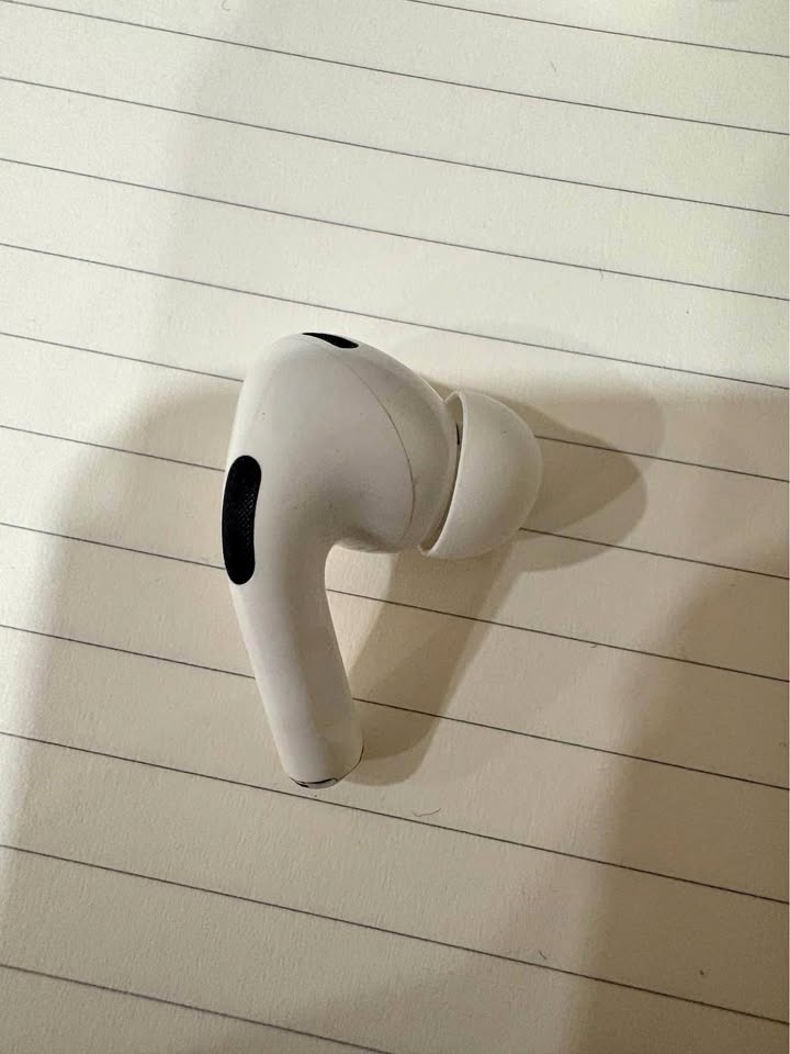 Right Apple pro Earbud