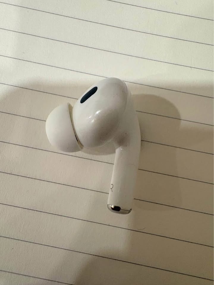 Right Apple pro Earbud - photo 2