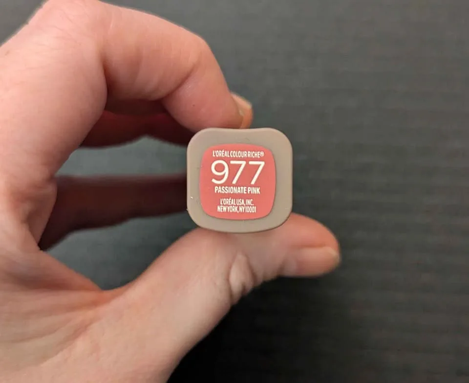 New - L'Oréal Colour Riche Lipstick - Shade 977 Passionate Pink image indicator(2)