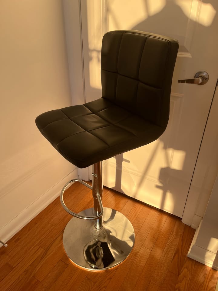 Bar / Counter Stool- Like New - photo 3