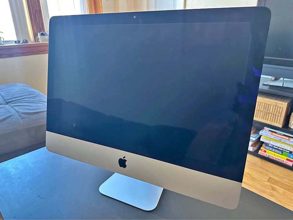 Apple iMac 21.5" (Late 2015) | 1TB SSD, 8GB RAM, i5