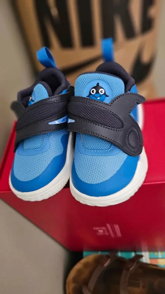 Blue kids Nike shoes image indicator(2)