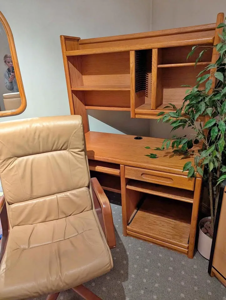 Desk with 2 retractable tables with chair yes it's available