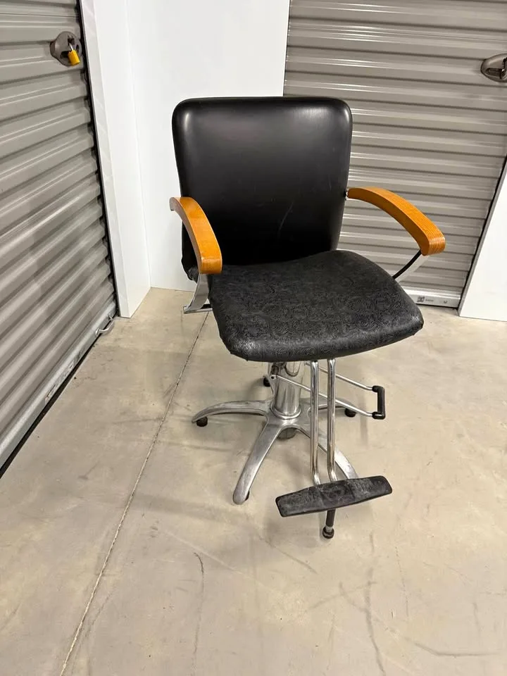 Hydraulic Salon/Barber/Tattoo Chair – Black Leather, Great Condi