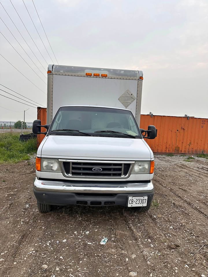 2005 Ford E-450 Box Truck - Excellent Condition