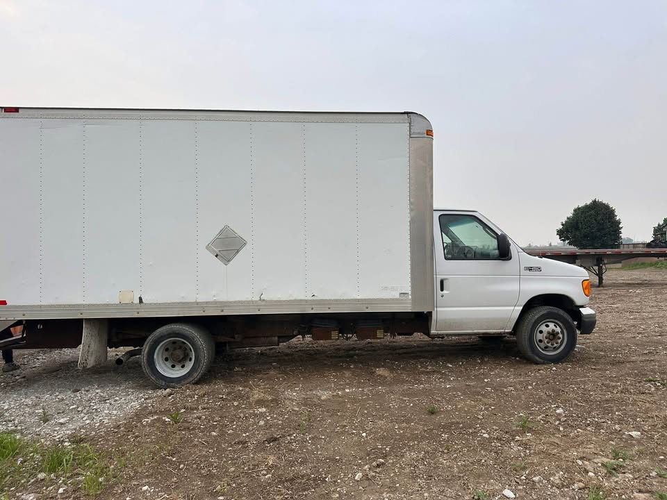 2005 Ford E-450 Box Truck - Excellent Condition - photo 2