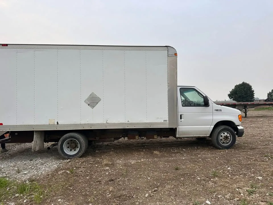 2005 Ford E-450 Box Truck - Excellent Condition image indicator(2)