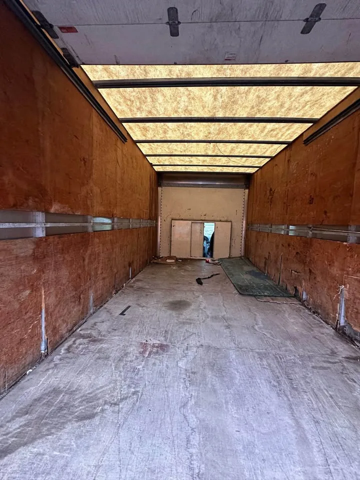 2005 Ford E-450 Box Truck - Excellent Condition image indicator(3)