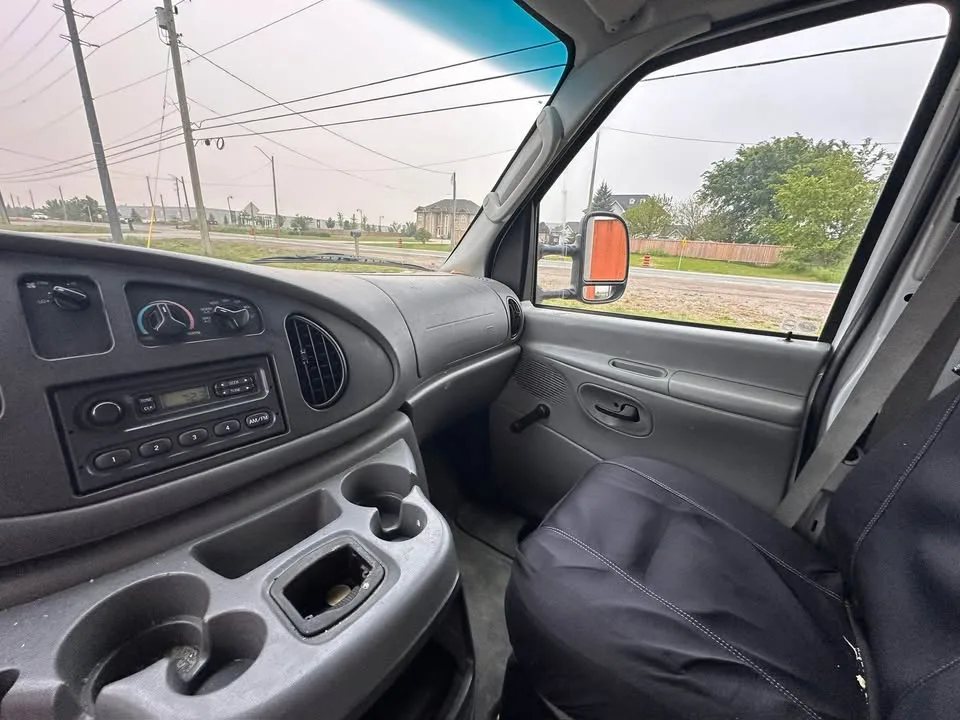 2005 Ford E-450 Box Truck - Excellent Condition image indicator(7)