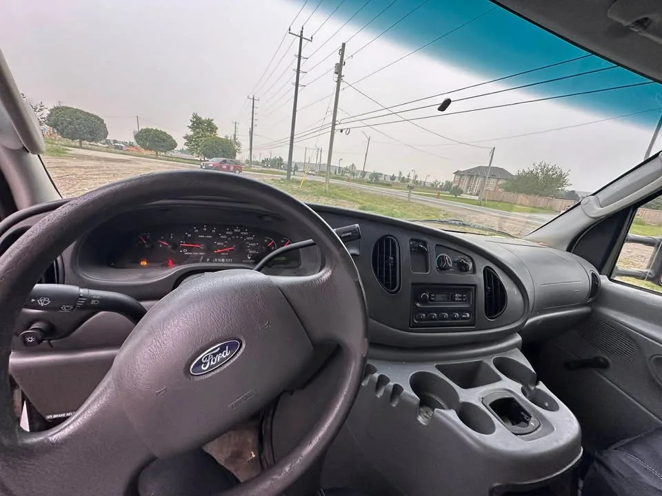 2005 Ford E-450 Box Truck - Excellent Condition image indicator(8)