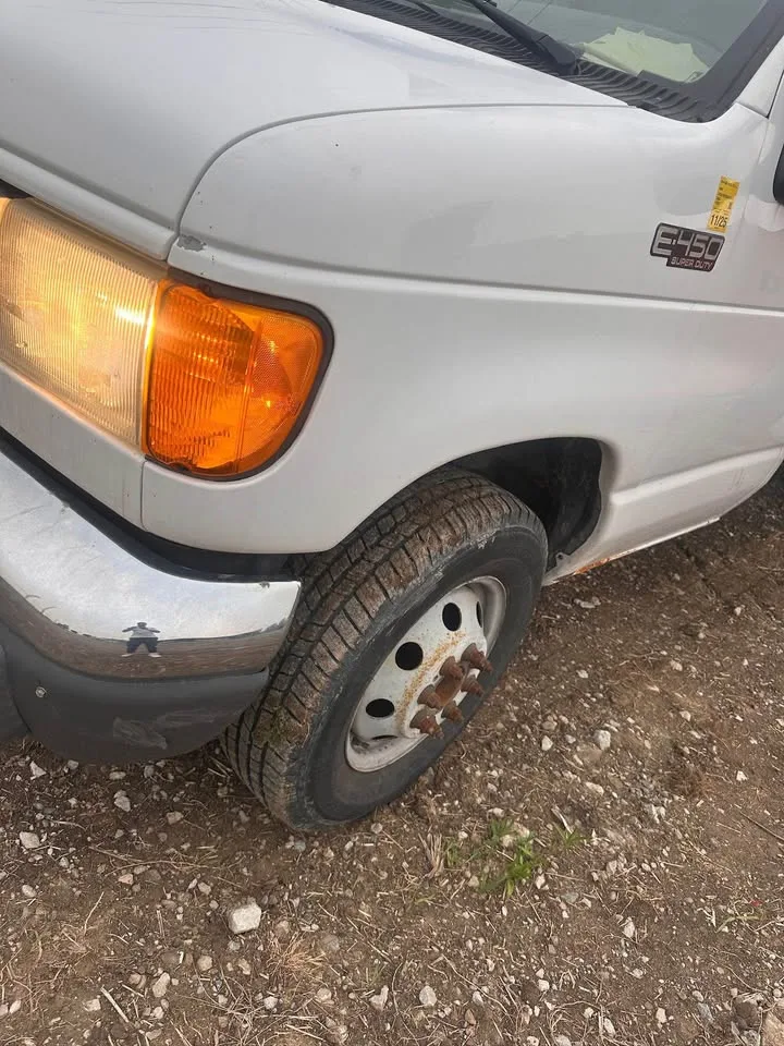 2005 Ford E-450 Box Truck - Excellent Condition image indicator(9)