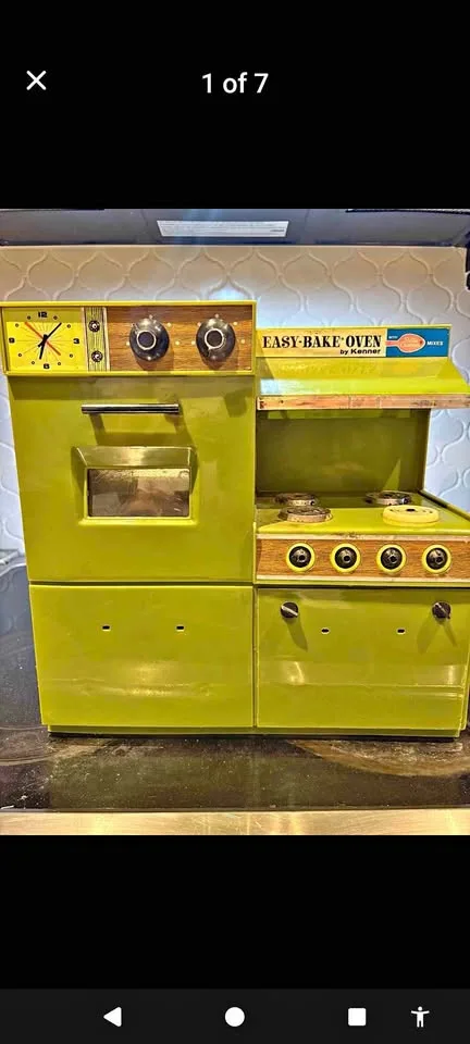 Vintage 1970s Green Kenner Easy-Bake Oven