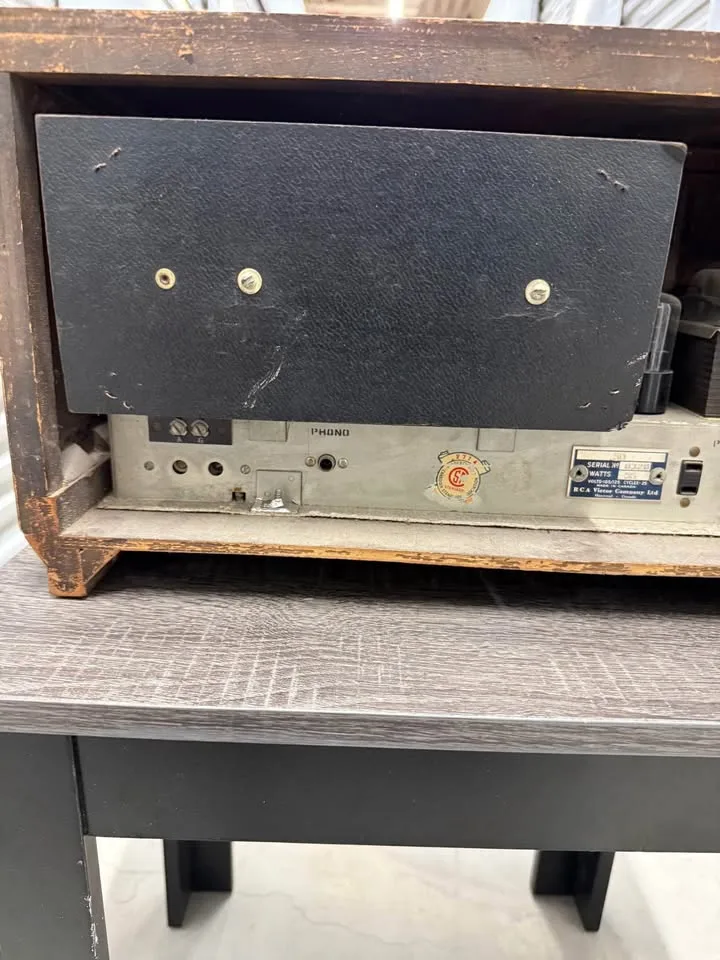Vintage RCA Victor Tube Radio – Works! – $300 OBO image indicator(4)