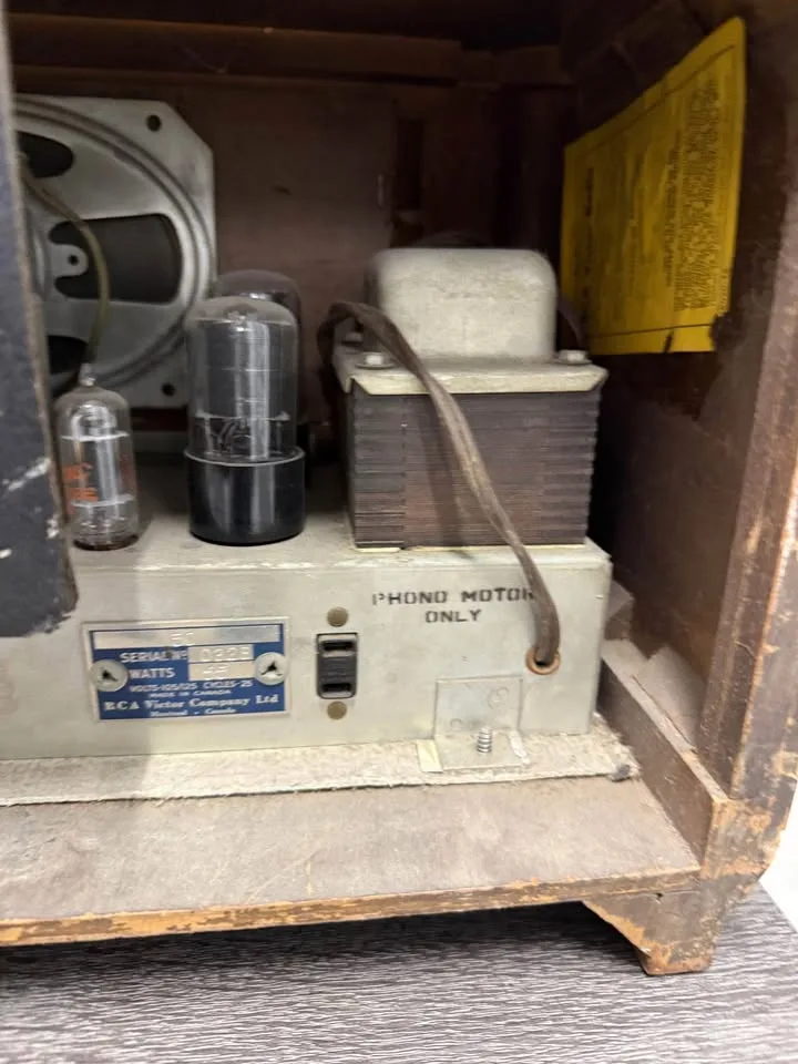 Vintage RCA Victor Tube Radio – Works! – $300 OBO image indicator(5)