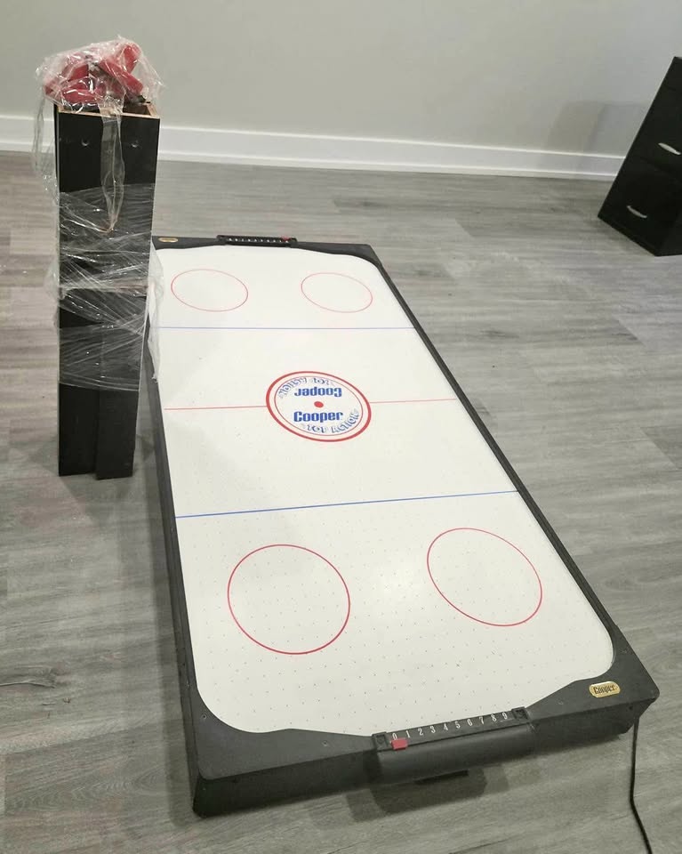 Air hockey table