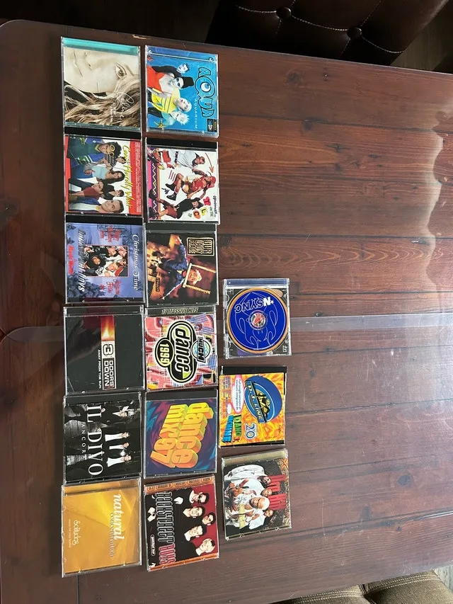 Various DVDs and CDs image indicator(2)