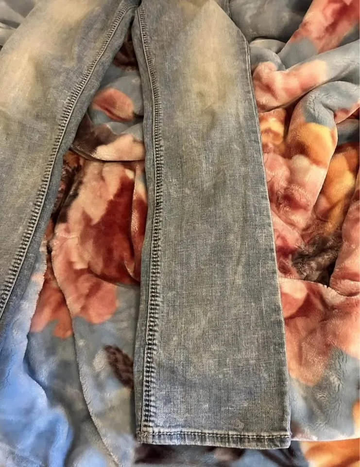 Women’s silver jeans image indicator(4)