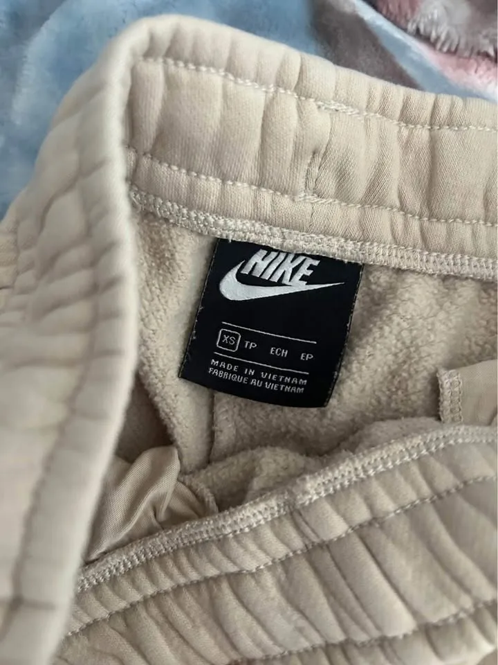 Nike sweatpants image indicator(2)