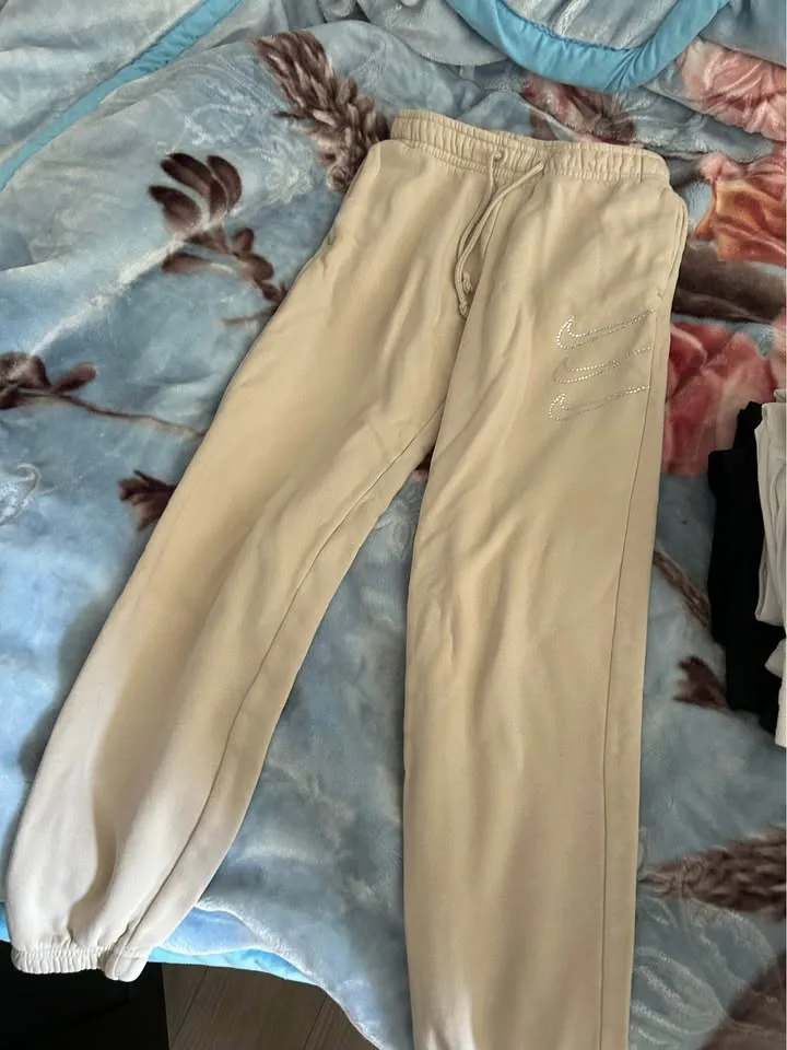Nike sweatpants image indicator(3)