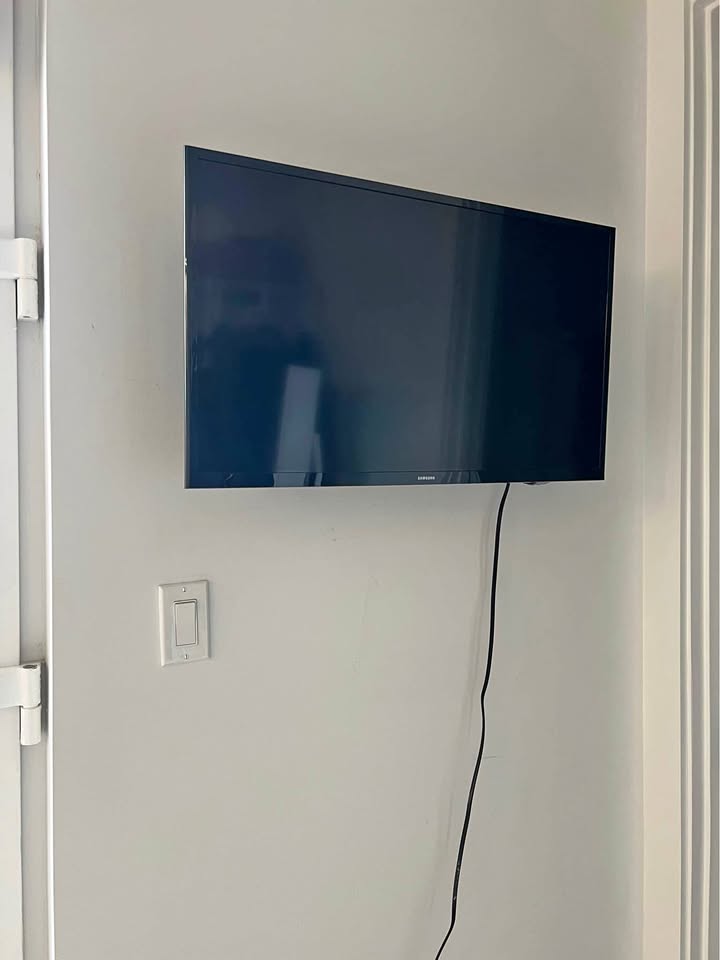 Samsung 32 inch TV with wall mount