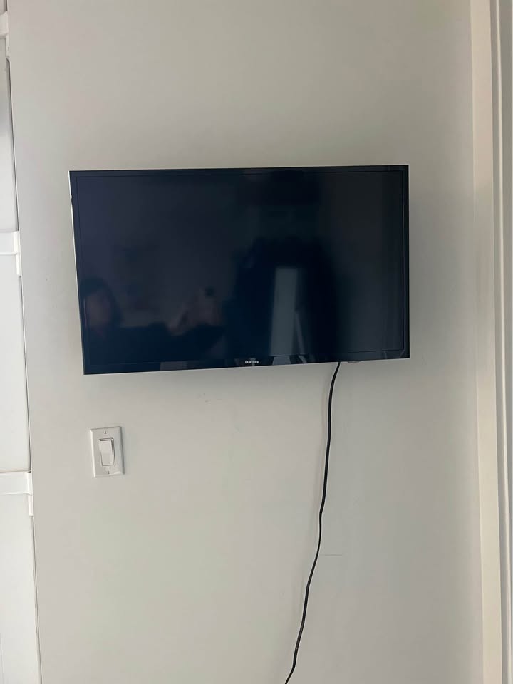 Samsung 32 inch TV with wall mount - photo 3