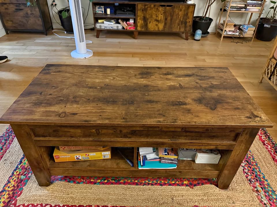 ✨ Lift-Top Coffee Table with Hidden Storage – Great Condition!