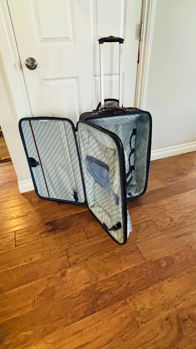 Medium Sized Suitcase image indicator(2)
