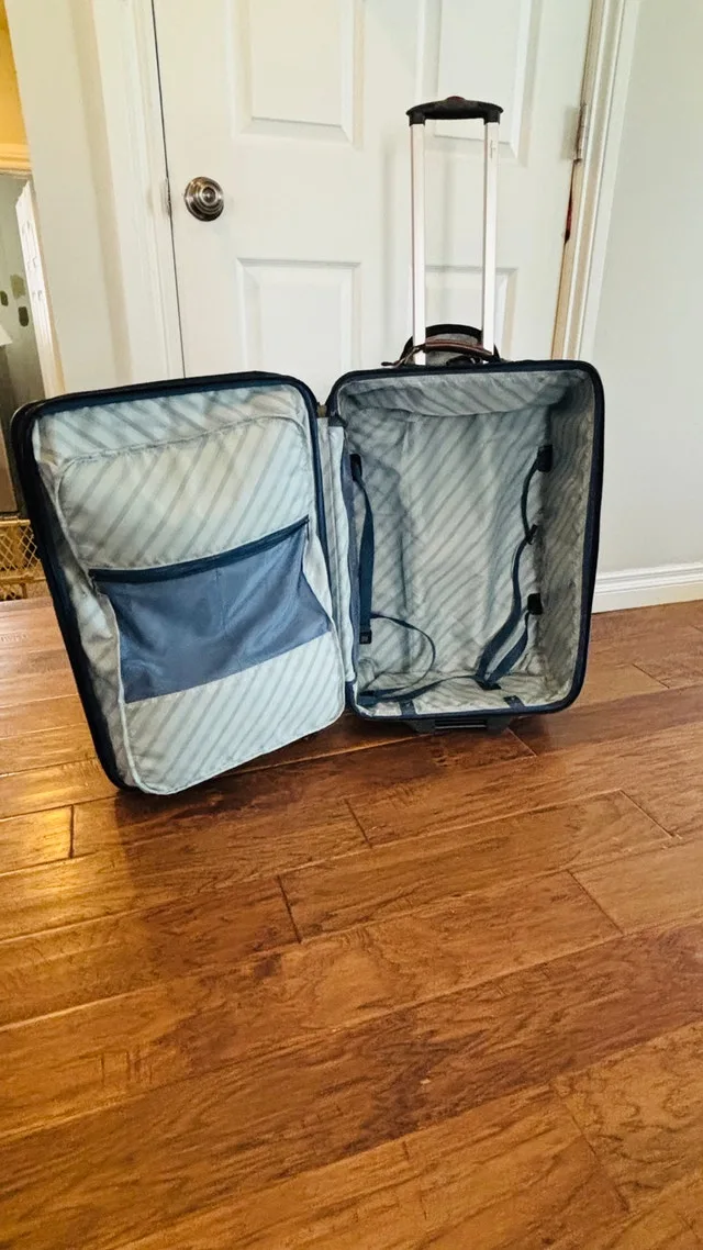 Medium Sized Suitcase image indicator(3)