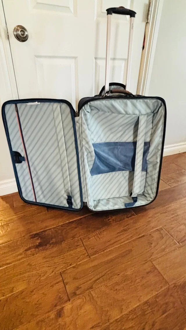 Medium Sized Suitcase image indicator(4)