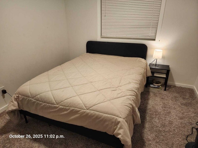 Queen mattrass and bed- used for only 5monthss - photo 5