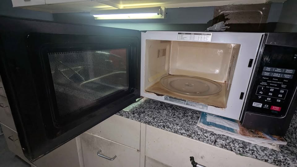 Toshiba Microwave Oven - photo 2