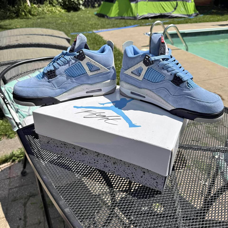 Jordan 4 Retro “University blues” dm for size