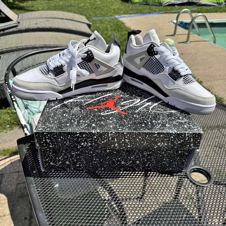 Jordan 4 “military blacks” dm for size