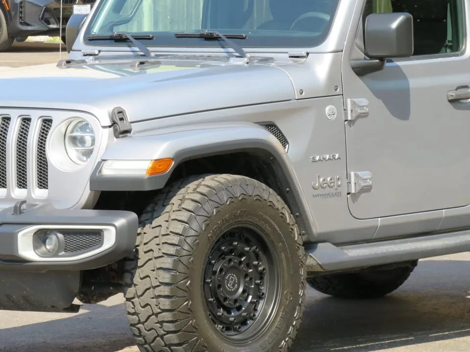 2019 Jeep wrangler unlimited sahara 4x4 upgraded rims image indicator(2)