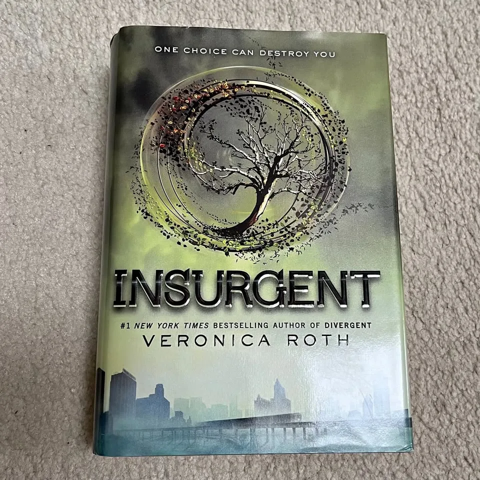 Insurgent - by Veronica Roth (2nd Book) thumbnail